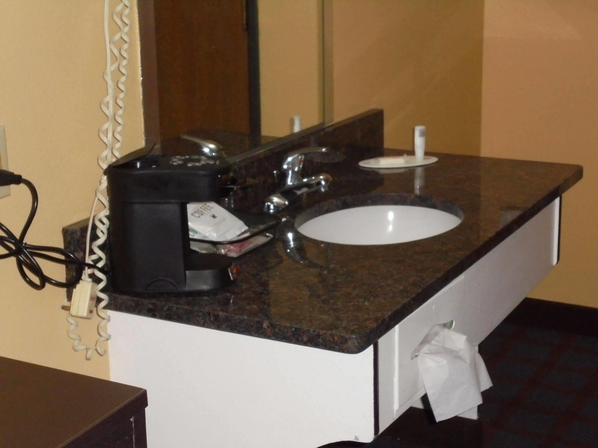 Super 8 By Wyndham Okawville Εξωτερικό φωτογραφία